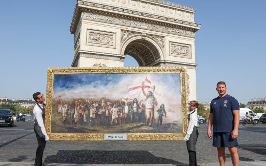 Dylan Hartley with the artwork in front of the Arc de Triomphe