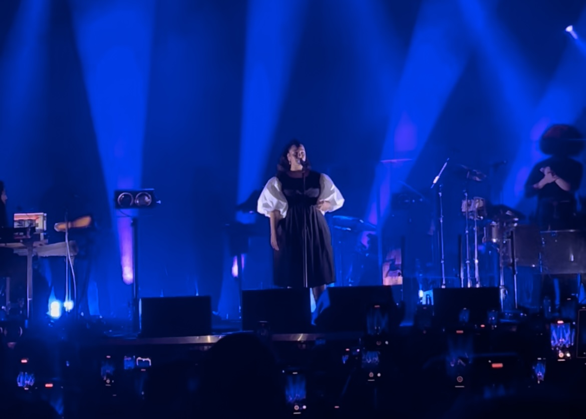 Jorja Smith 'Falling or Flying': Soulful star dazzles at Manchester’s ...