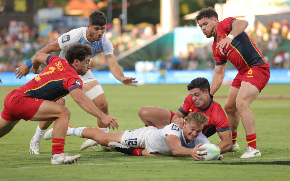 Argentina and Spain rugby players struggle for the ball